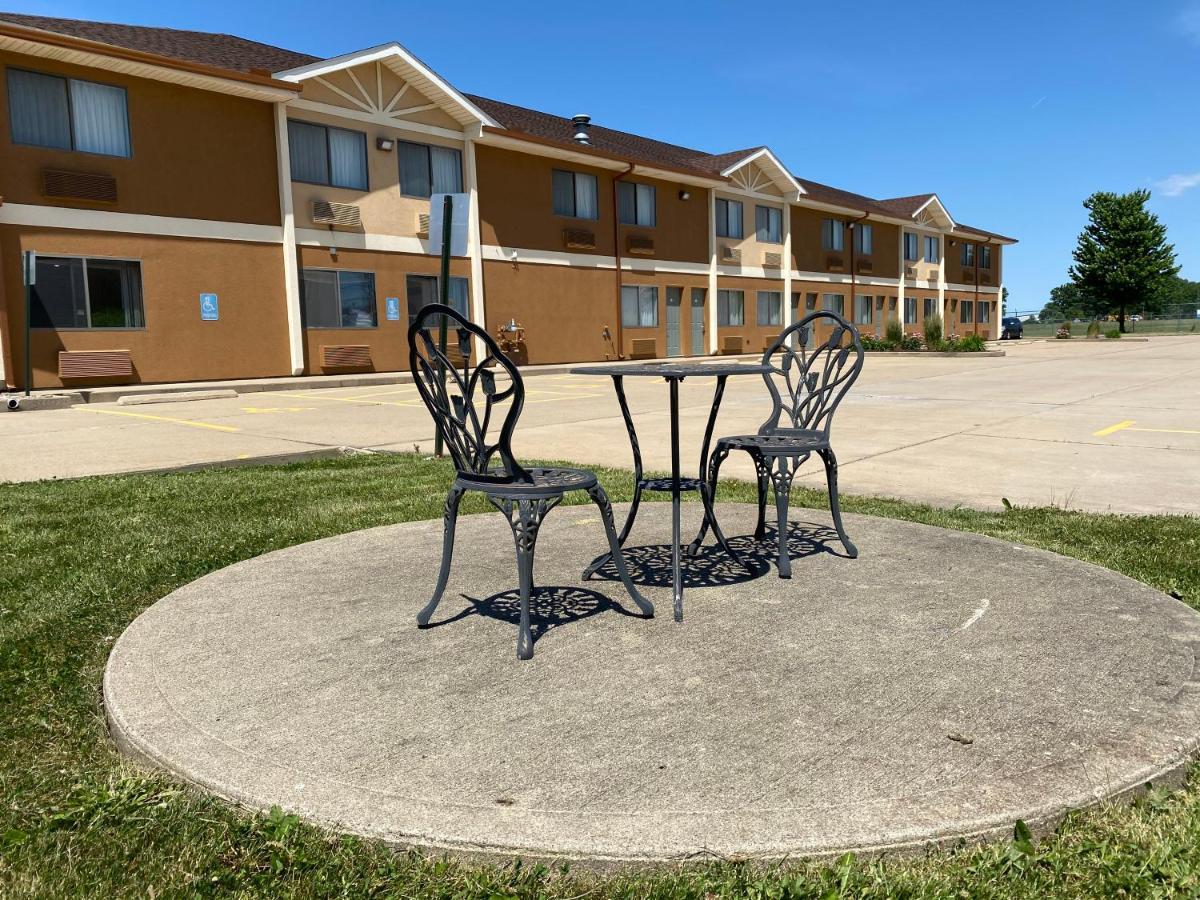 Quality Inn Morton At I-74 Εξωτερικό φωτογραφία