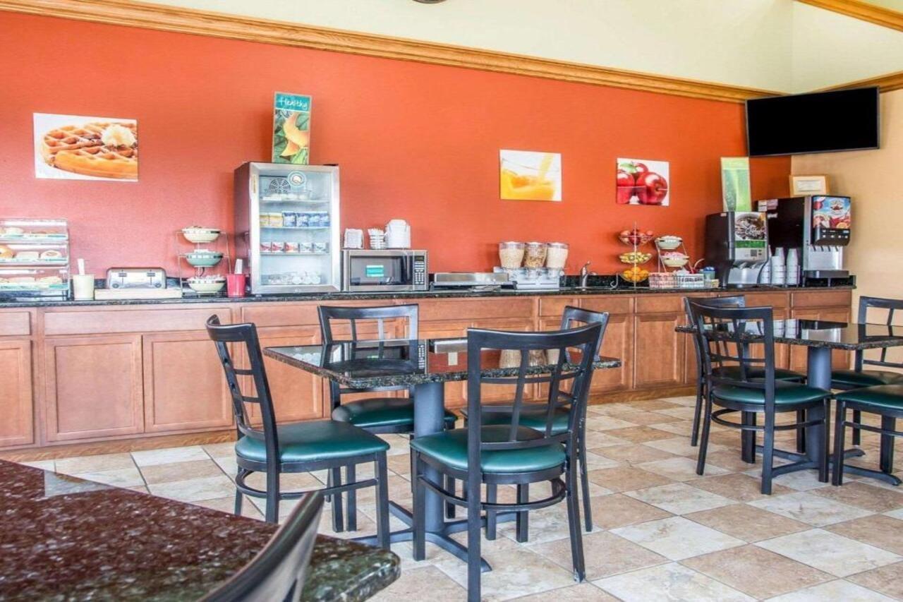Quality Inn Morton At I-74 Εξωτερικό φωτογραφία