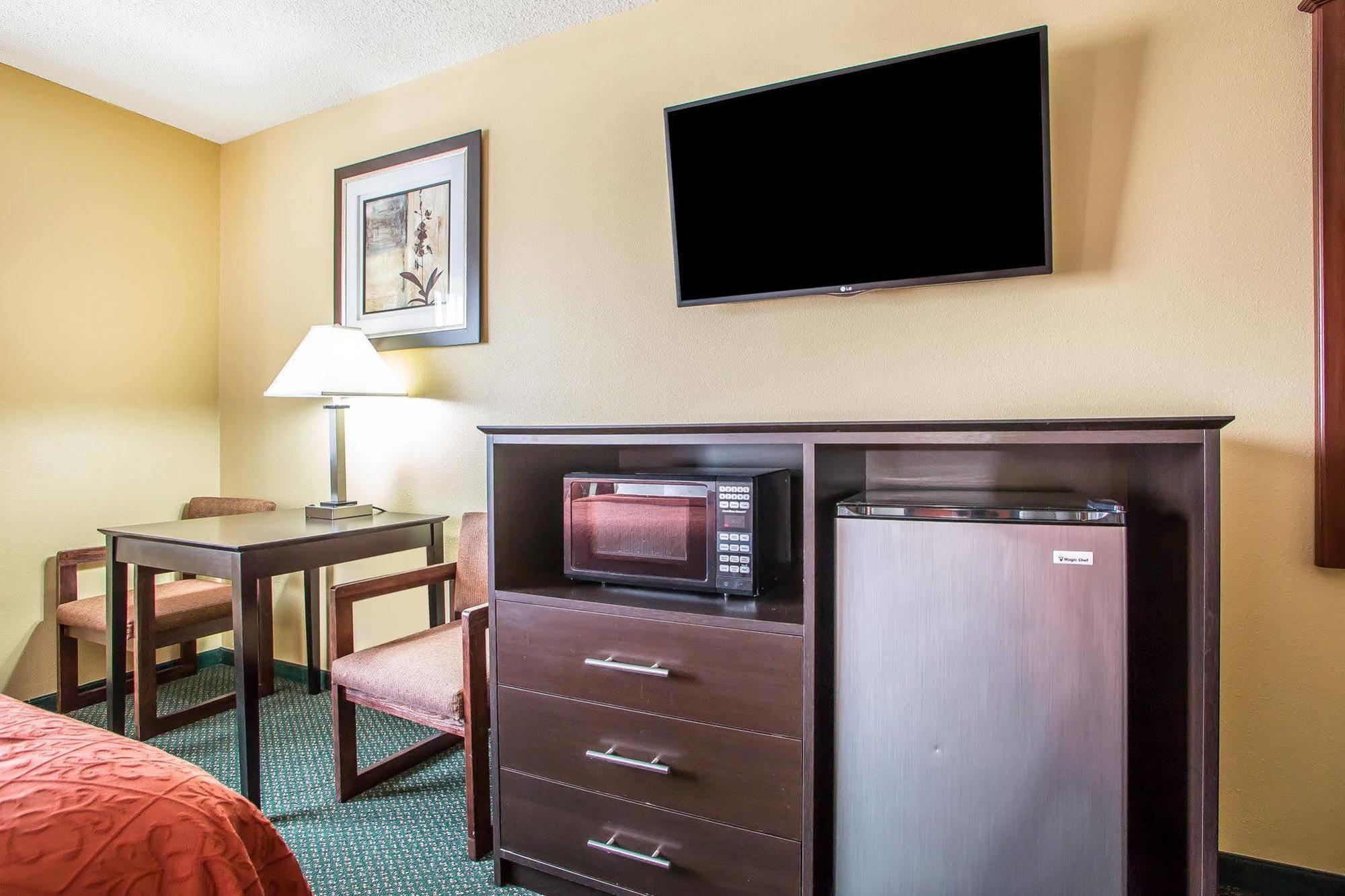 Quality Inn Morton At I-74 Εξωτερικό φωτογραφία