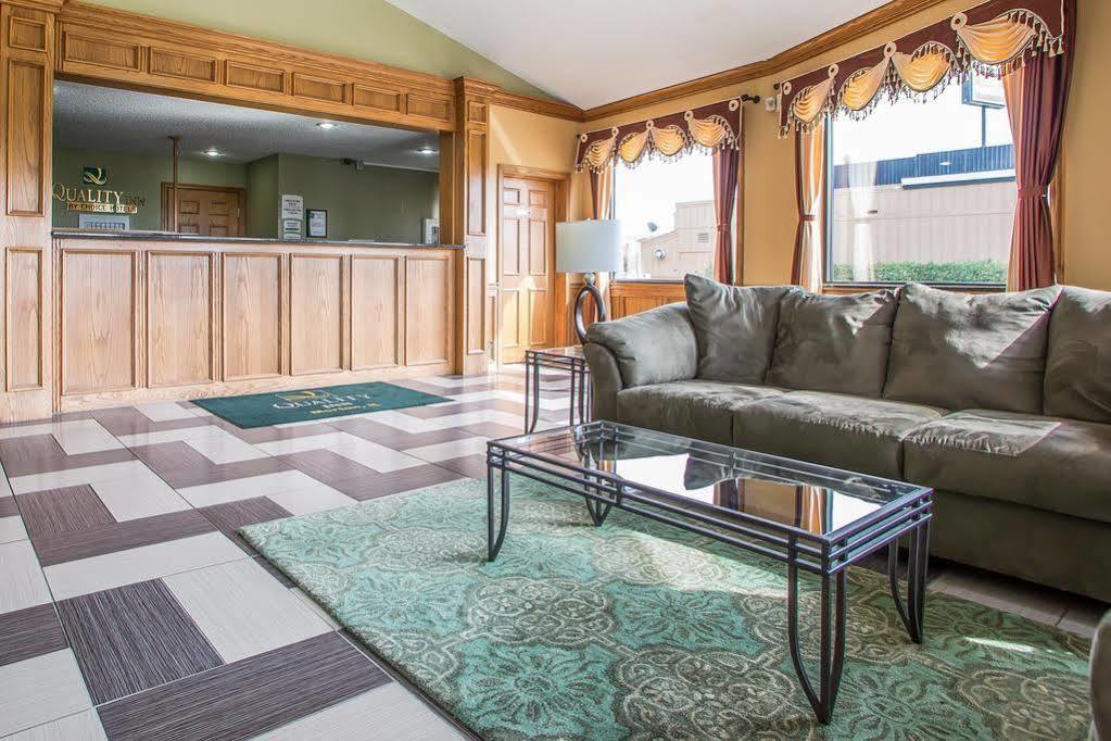 Quality Inn Morton At I-74 Εξωτερικό φωτογραφία